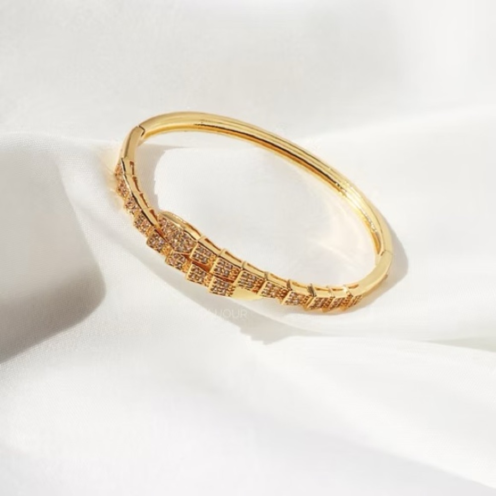 Elegant Gold Bracelet